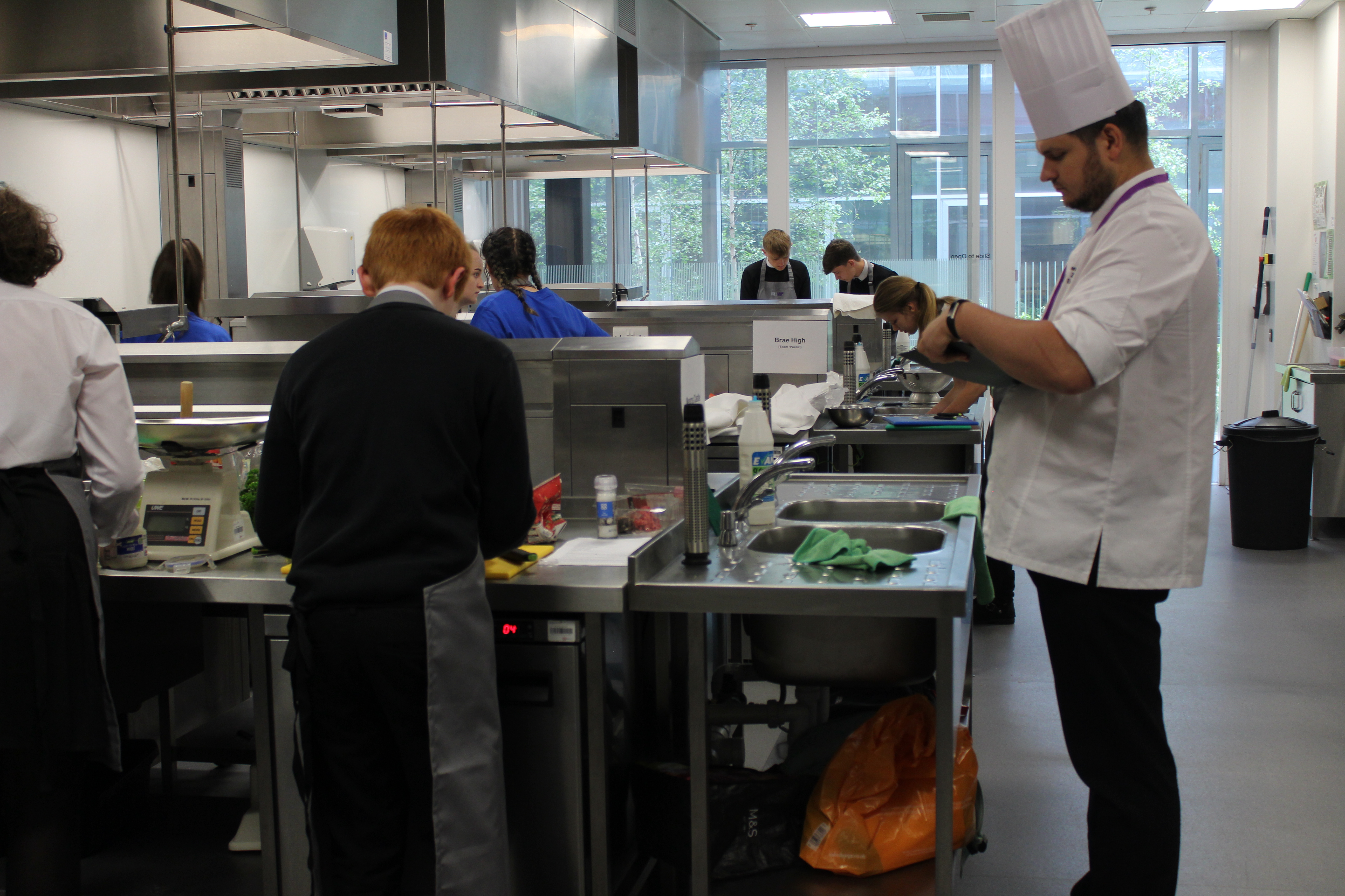 Pupils with chef in City of Glasgow College kitchen